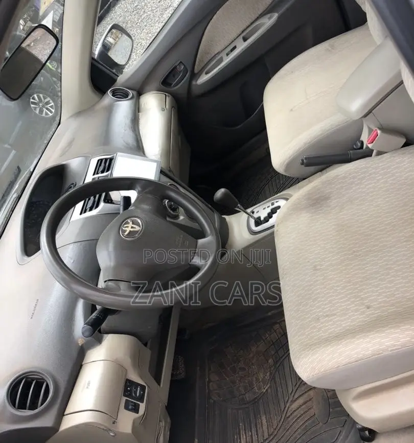 Toyota Belta 2010 Silver