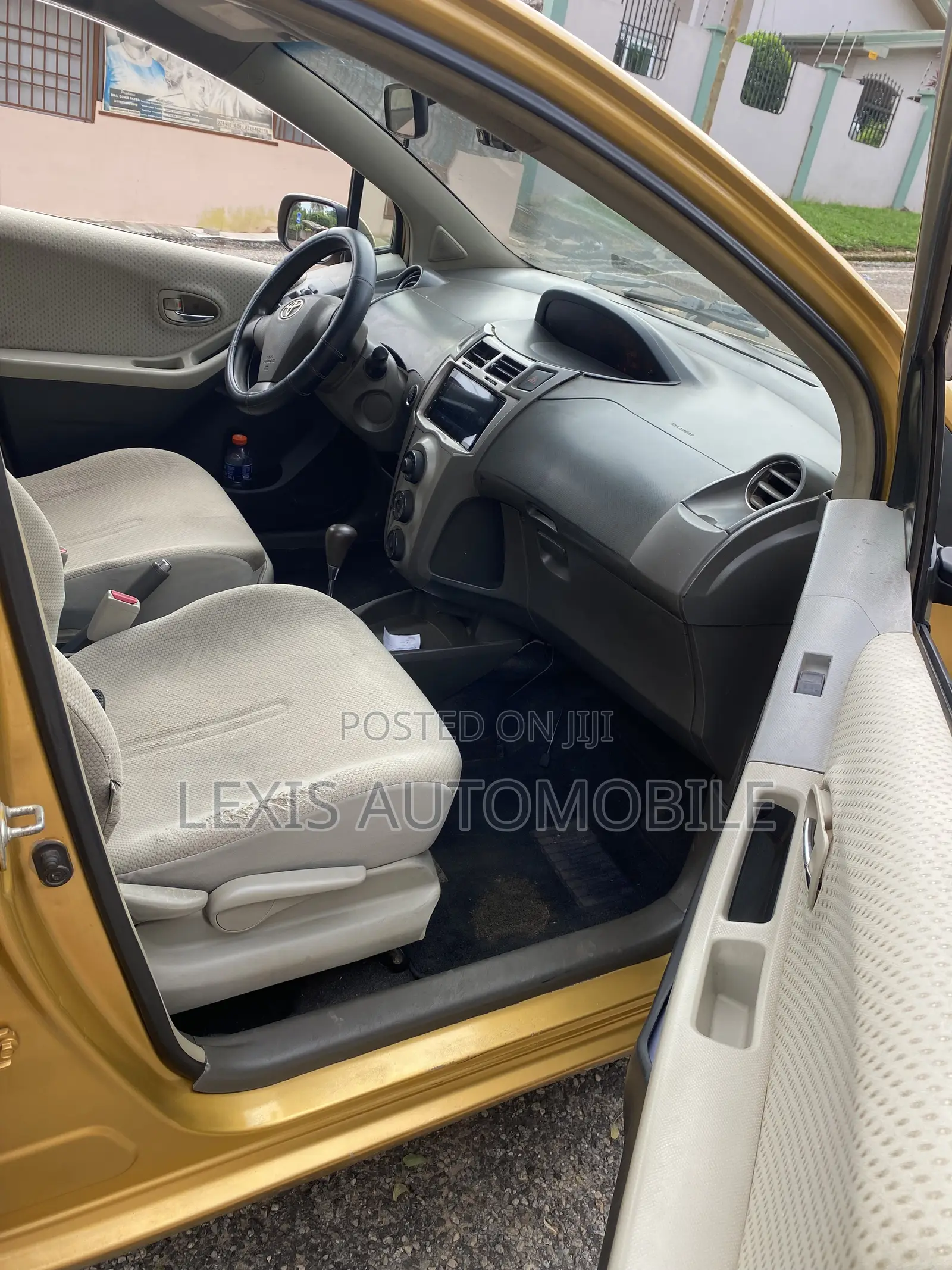 Toyota Vitz 1.3 AWD 5dr 2010 Gold