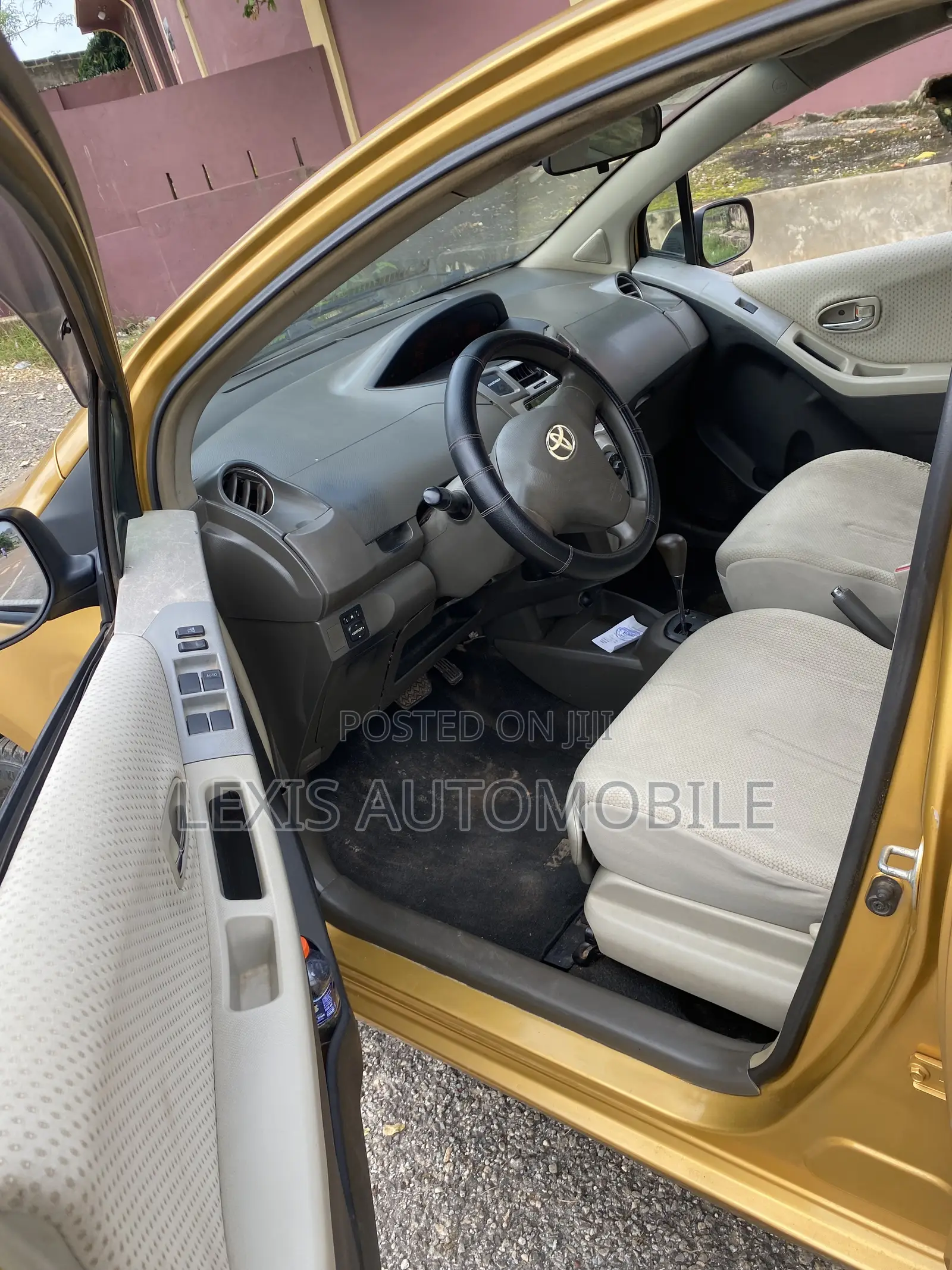 Toyota Vitz 1.3 AWD 5dr 2010 Gold