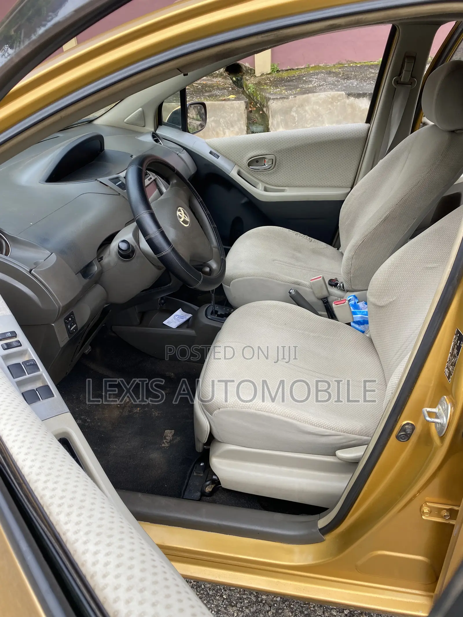 Toyota Vitz 1.3 AWD 5dr 2010 Gold
