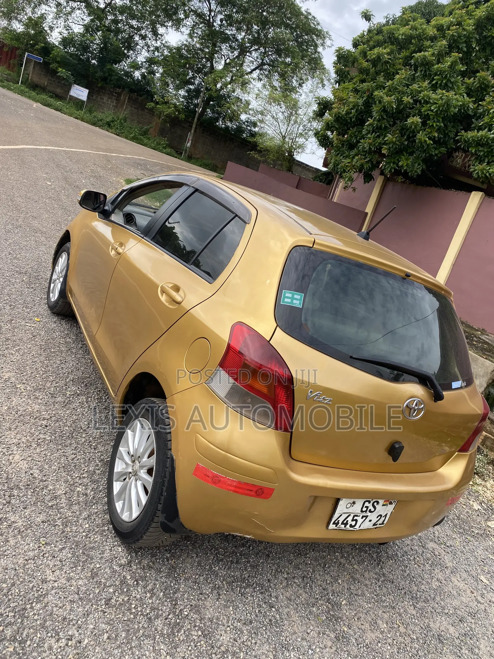 Toyota Vitz 1.3 AWD 5dr 2010 Gold