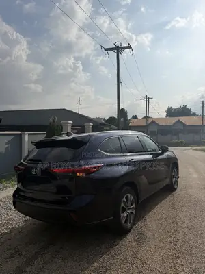 Toyota Highlander XLE 2021 Blue