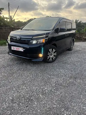 Toyota Voxy 2015