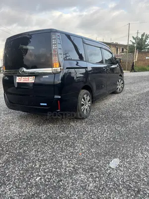 Toyota Voxy 2015