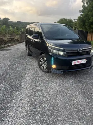 Toyota Voxy 2015