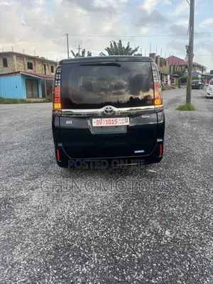 Toyota Voxy 2015