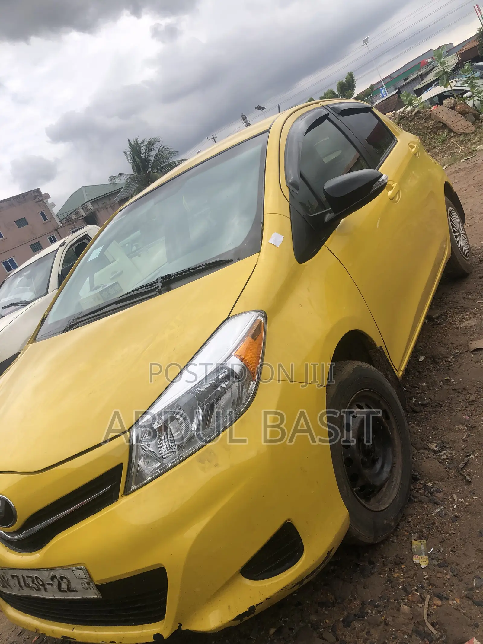 Toyota Vitz 2012 Yellow