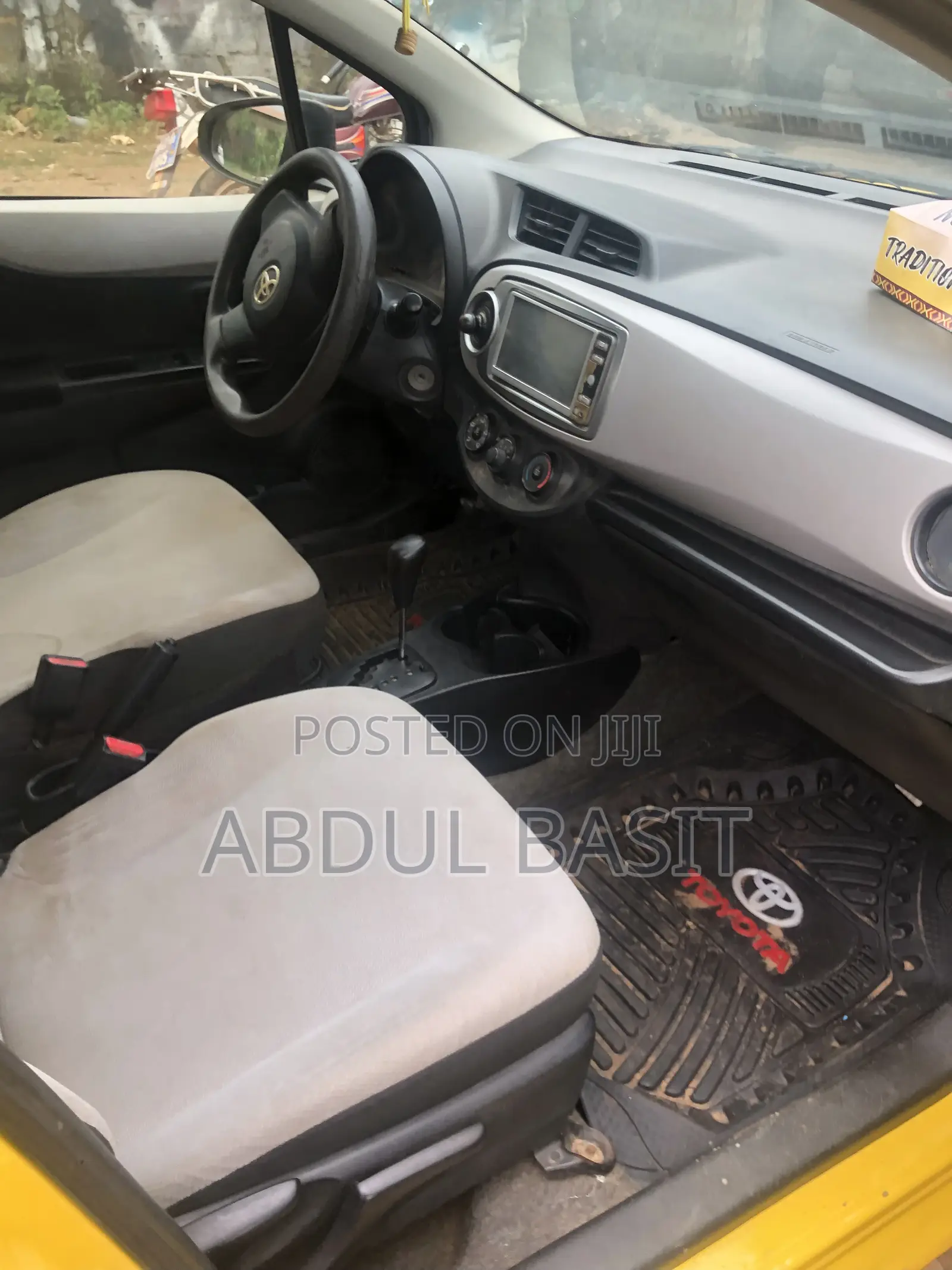 Toyota Vitz 2012 Yellow