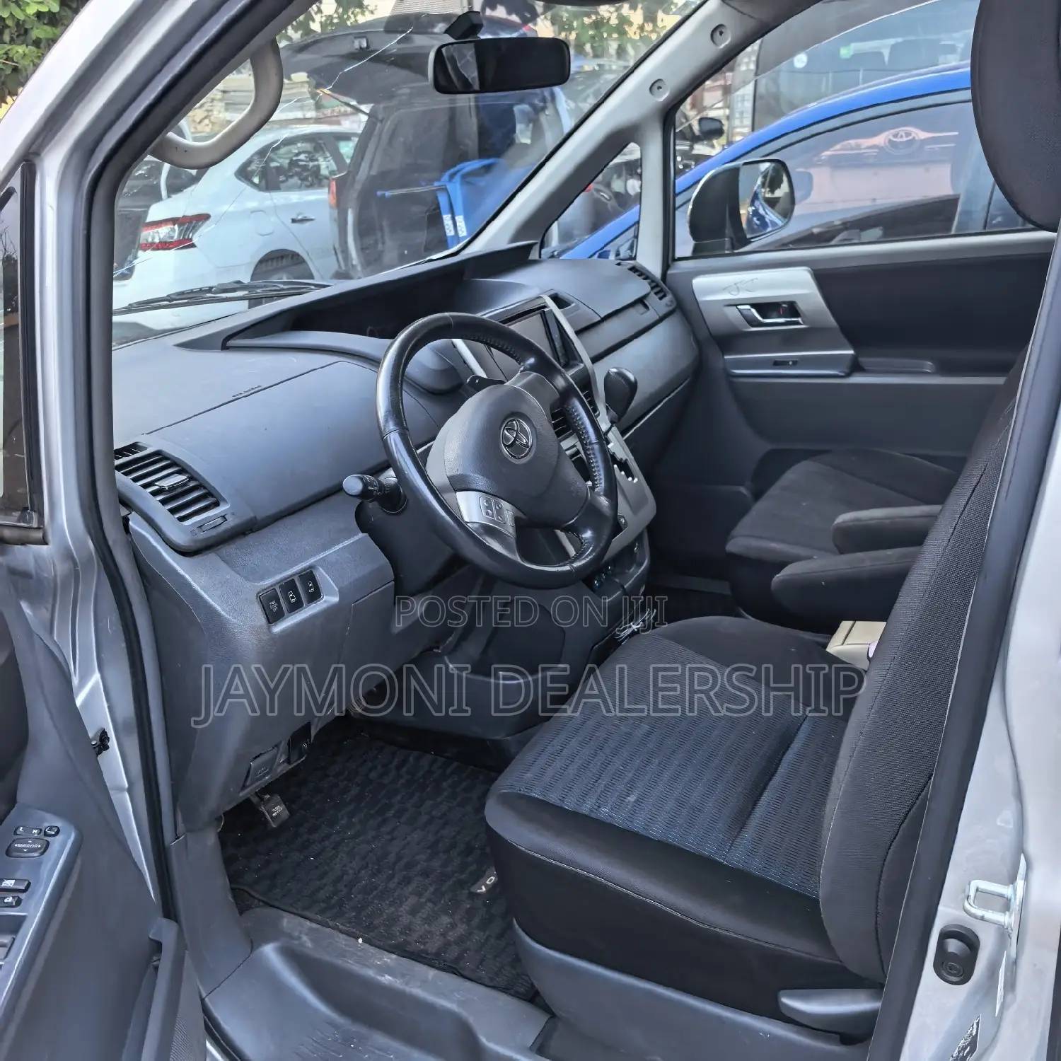 Toyota Voxy 2011 Silver