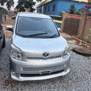 Toyota Voxy 2011 Silver