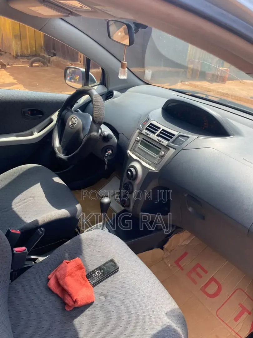 Toyota Yaris 2010 Silver