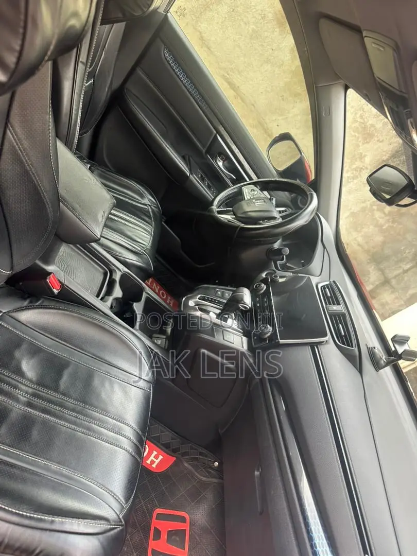 Honda CR-V Touring FWD 2018 Red