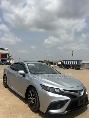 Toyota Camry SE 2022 Silver