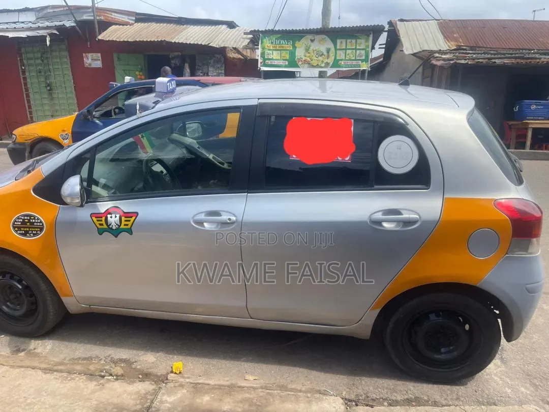 Toyota Vitz 2010 Yellow