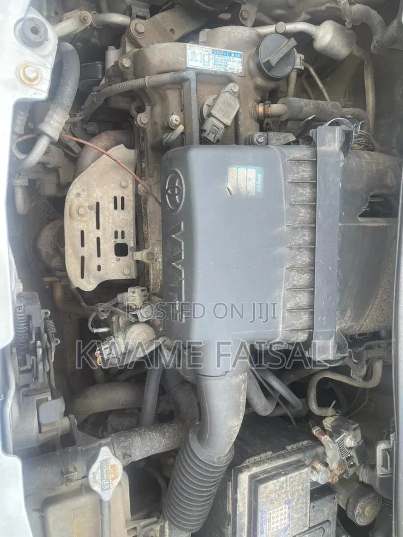 Toyota Vitz 2010 Yellow