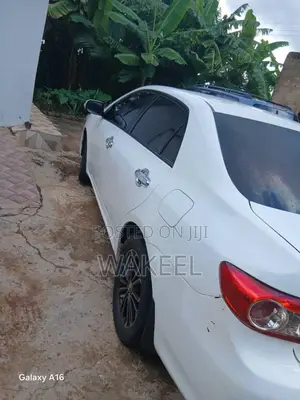 Toyota Corolla LE 4dr Sedan (1.8L 4cyl 4A) 2013 White