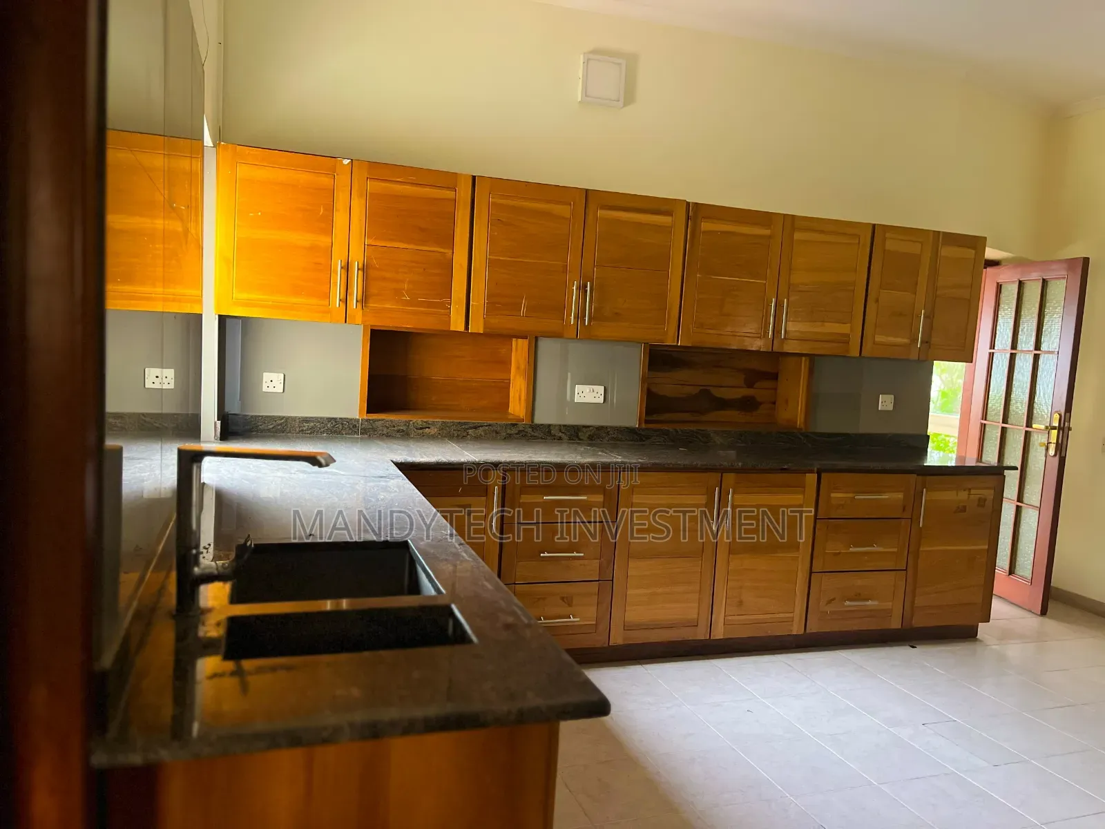 11bdrm Block of Flats in American House for rent