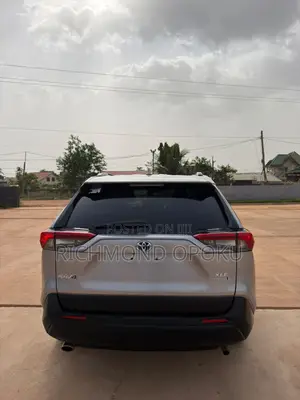 Toyota RAV4 2022 Silver