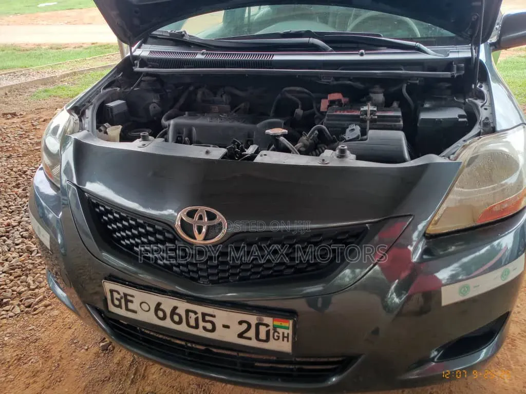 Toyota Yaris 2011 Gray