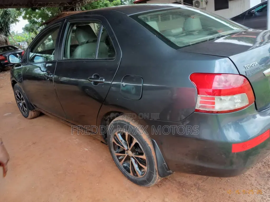 Toyota Yaris 2011 Gray