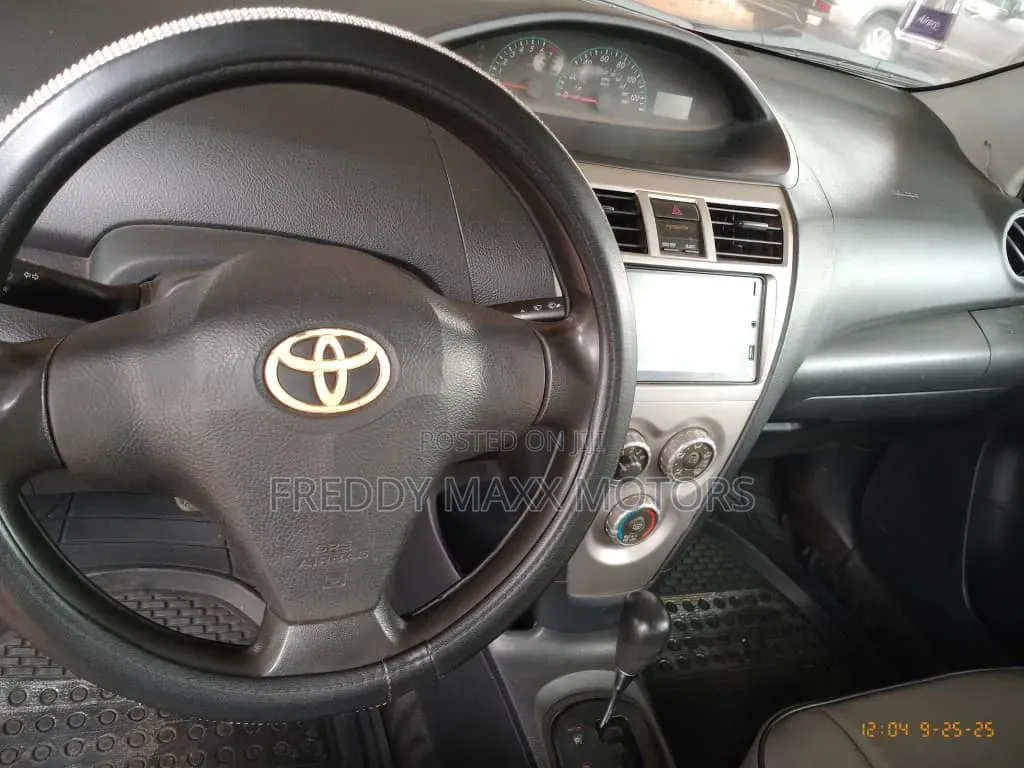 Toyota Yaris 2011 Gray