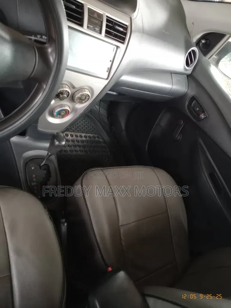 Toyota Yaris 2011 Gray