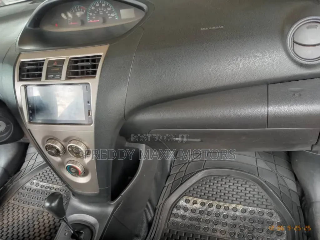 Toyota Yaris 2011 Gray