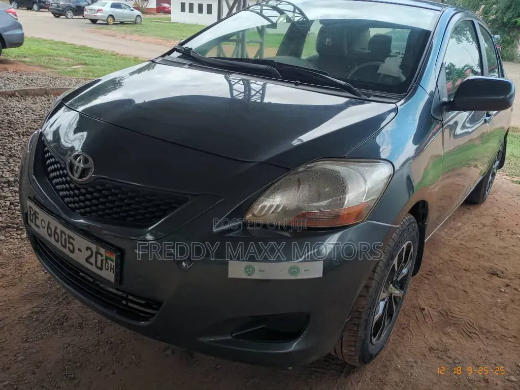 Toyota Yaris 2011 Gray