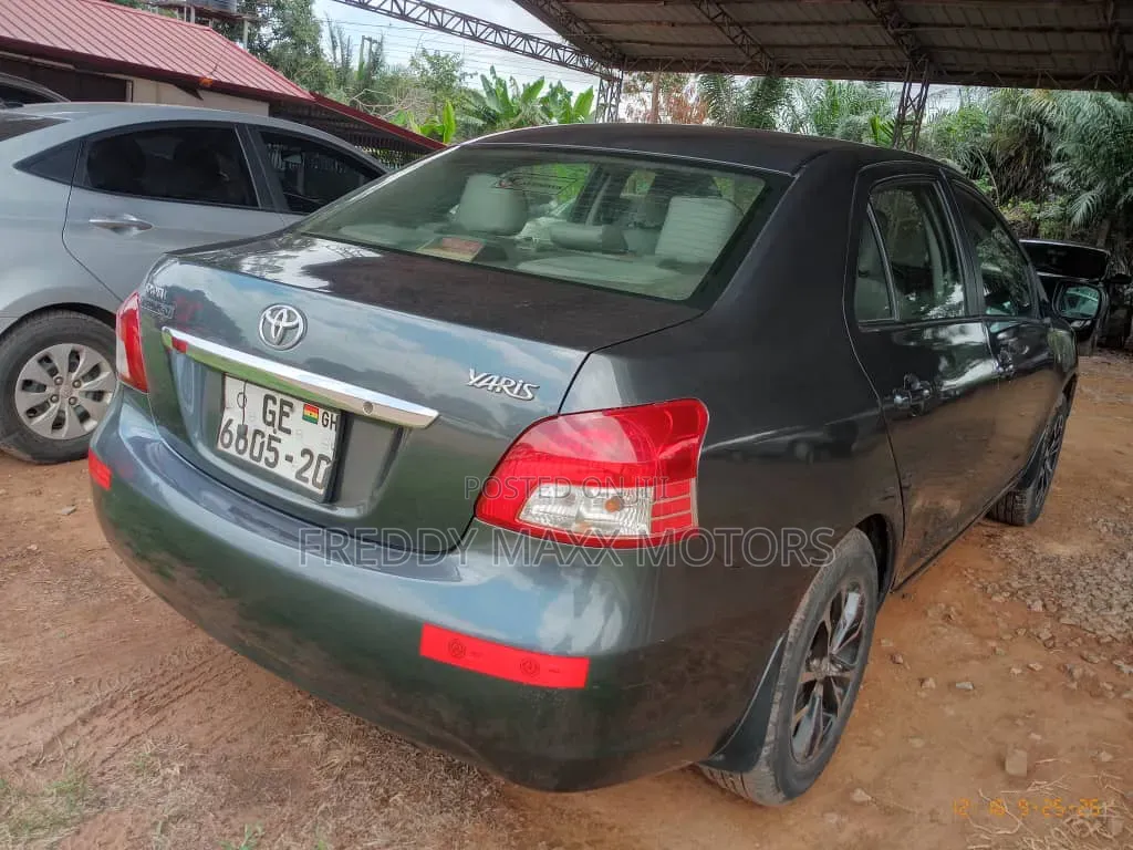 Toyota Yaris 2011 Gray