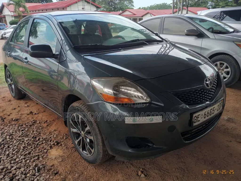 Toyota Yaris 2011 Gray