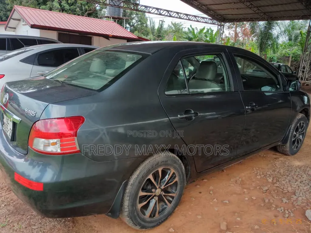 Toyota Yaris 2011 Gray