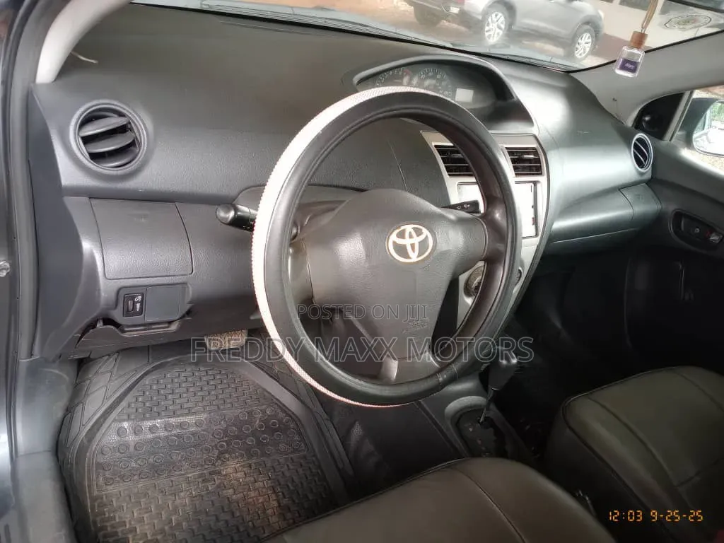 Toyota Yaris 2011 Gray