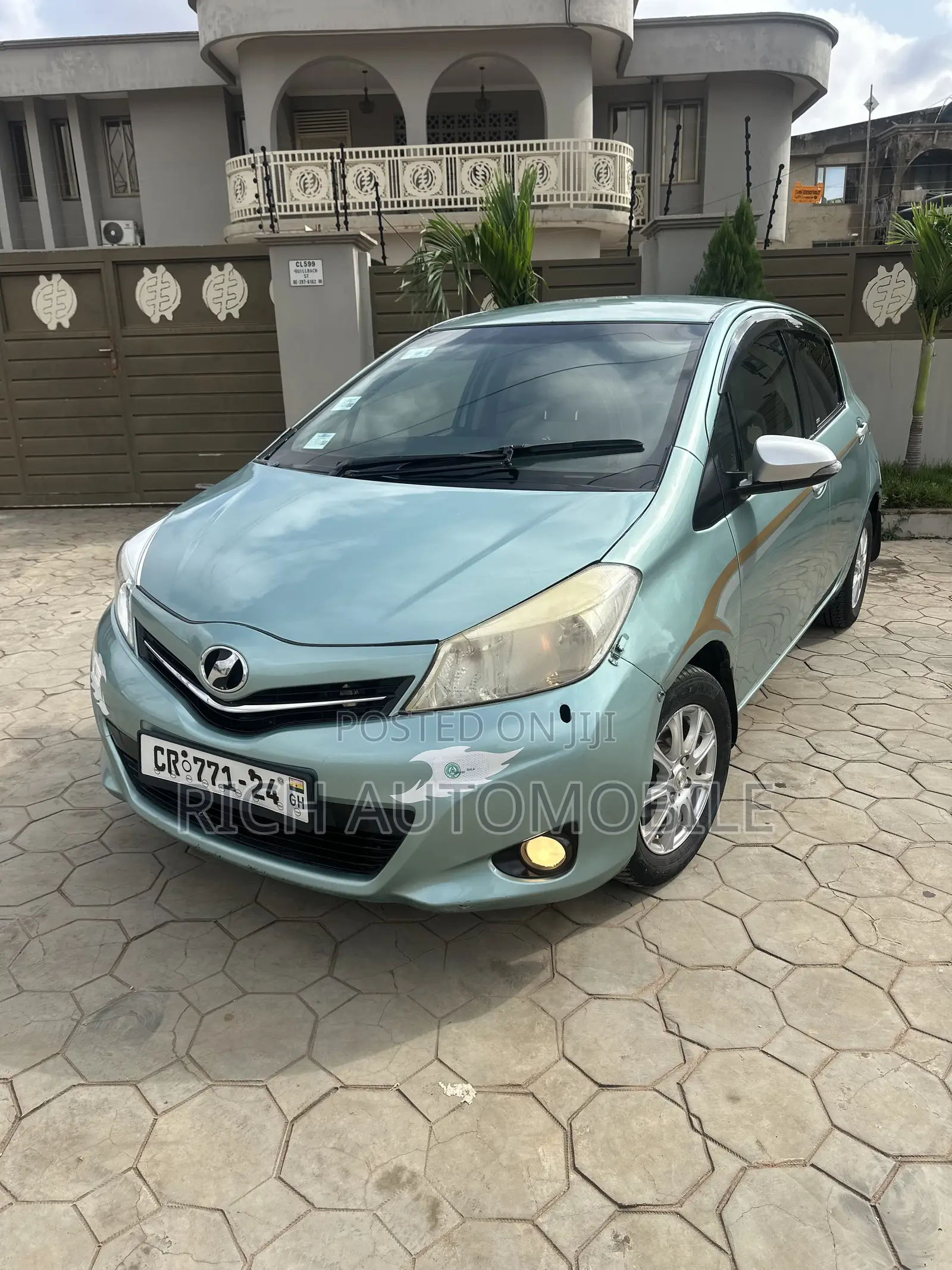 Toyota Vitz 1.3 FWD 5dr 2012 Green