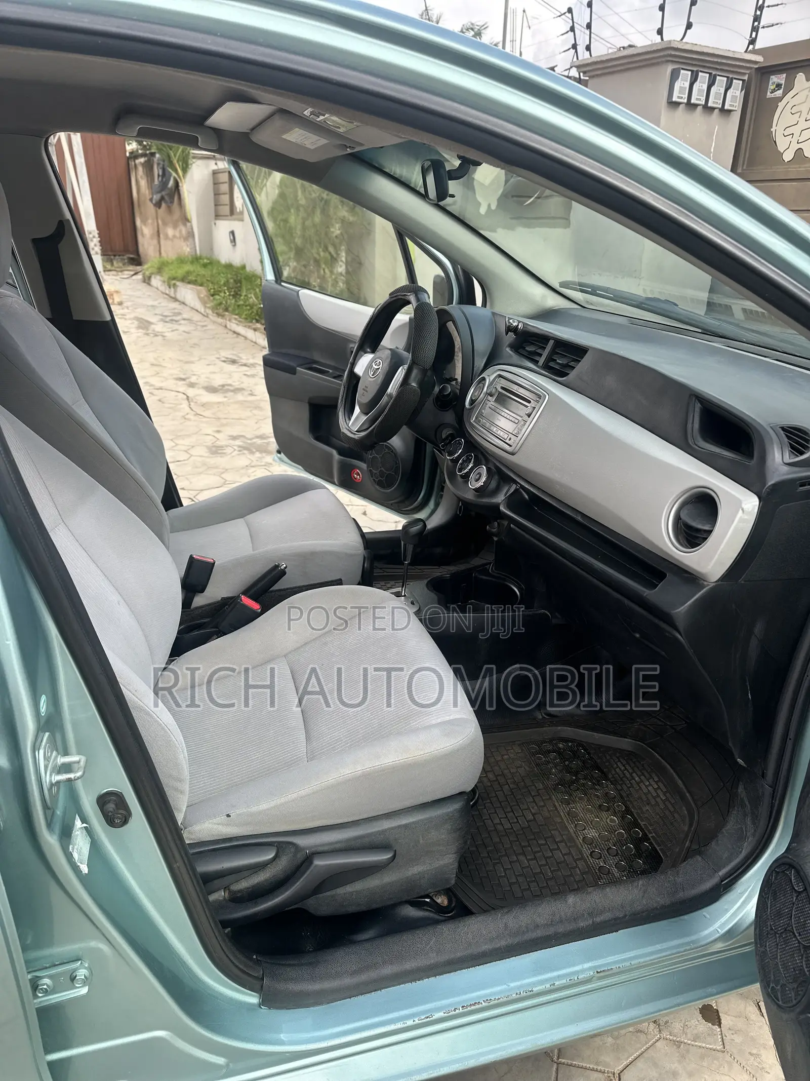 Toyota Vitz 1.3 FWD 5dr 2012 Green