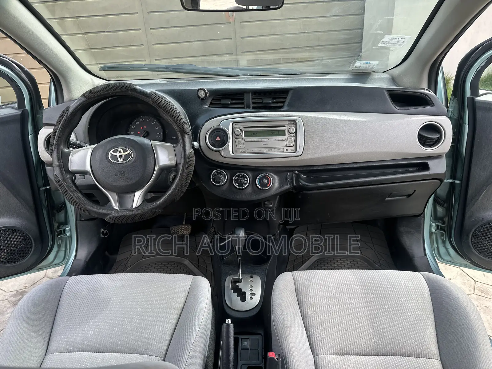 Toyota Vitz 1.3 FWD 5dr 2012 Green