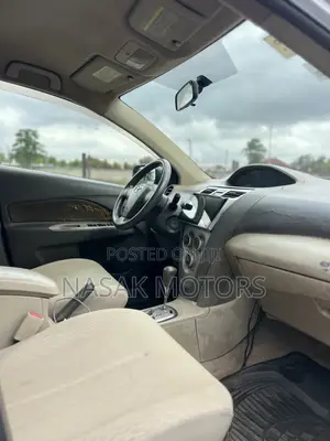 Toyota Belta 2010 Silver