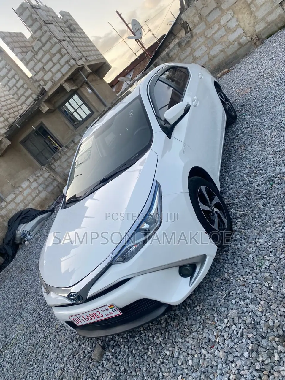 Toyota Corolla XLE (1.8L 4cyl 2A) 2018 White