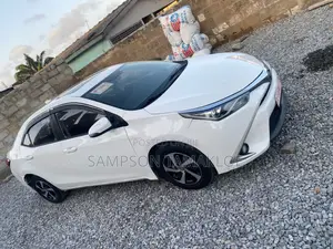 Toyota Corolla XLE (1.8L 4cyl 2A) 2018 White