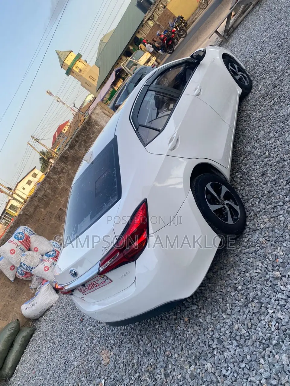 Toyota Corolla XLE (1.8L 4cyl 2A) 2018 White