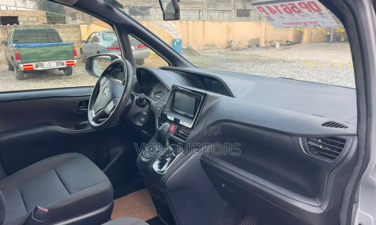 Toyota Voxy V 2WD 7-Seater 2015 Silver