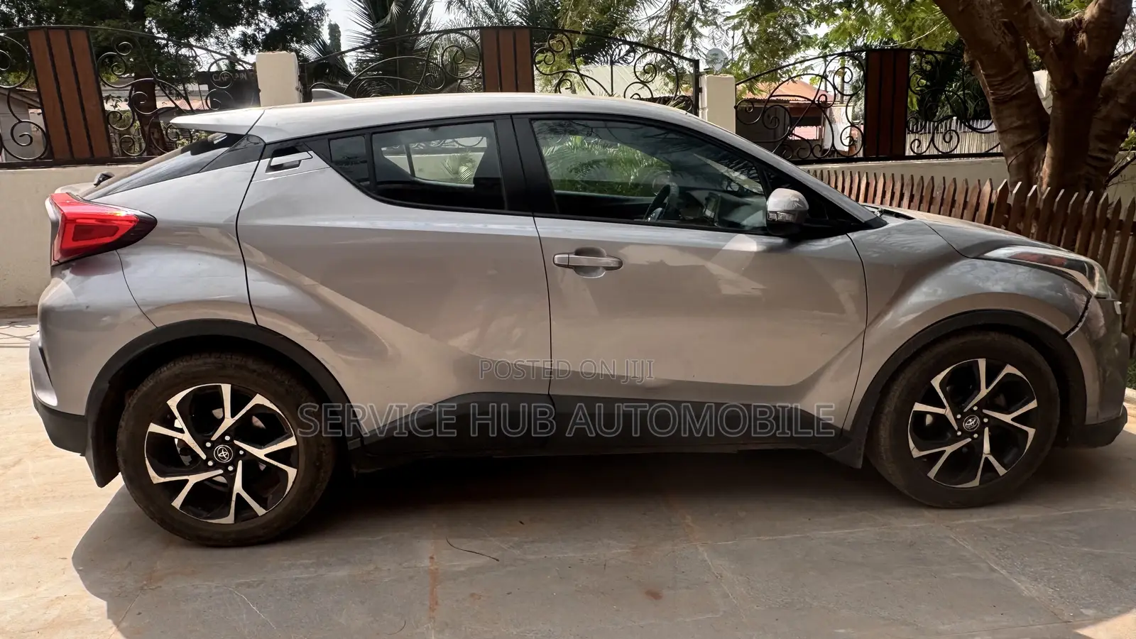 Toyota C-HR XLE FWD Sport Utility (2.0L 4cyl 2AM) 2018 Gray