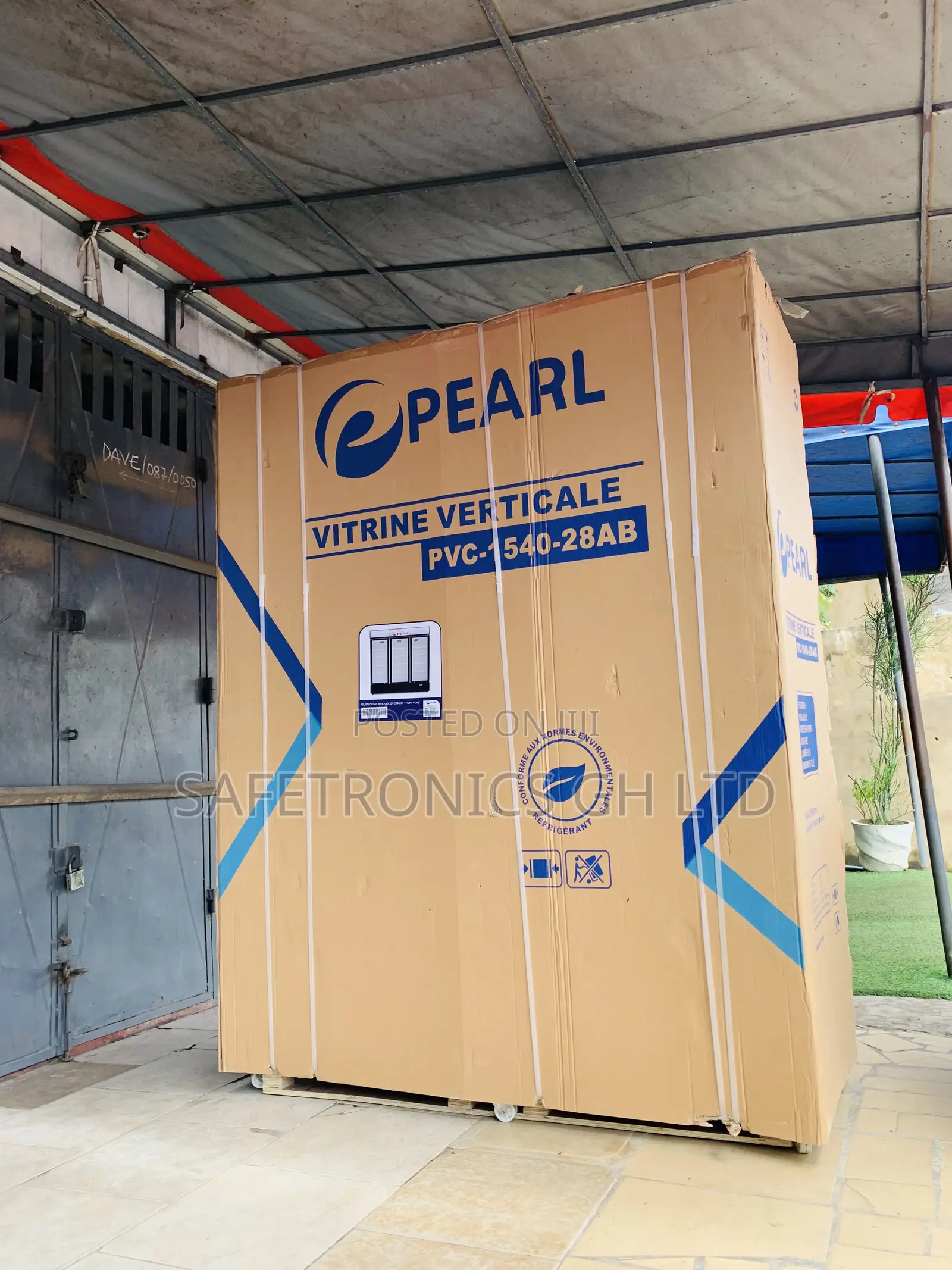 Check Out Pearl PVC-1540-28ab 780l Three-Door Display Fridge
