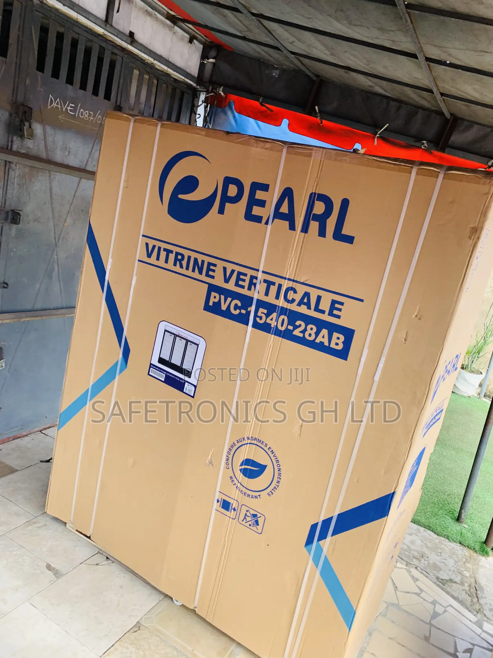 Classic 780l Pearl PVC-1540-28ab Three-Door Display Fridge