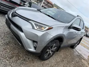Toyota RAV4 XLE 4dr SUV (2.5L 4cyl 6A) 2018 Silver