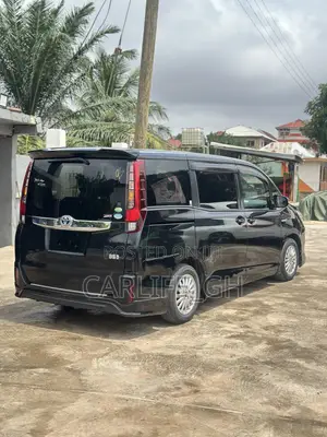 Toyota Noah 1.8 FWD Hybrid (7 seater) 2015 Black