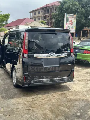 Toyota Noah 1.8 FWD Hybrid (7 seater) 2015 Black