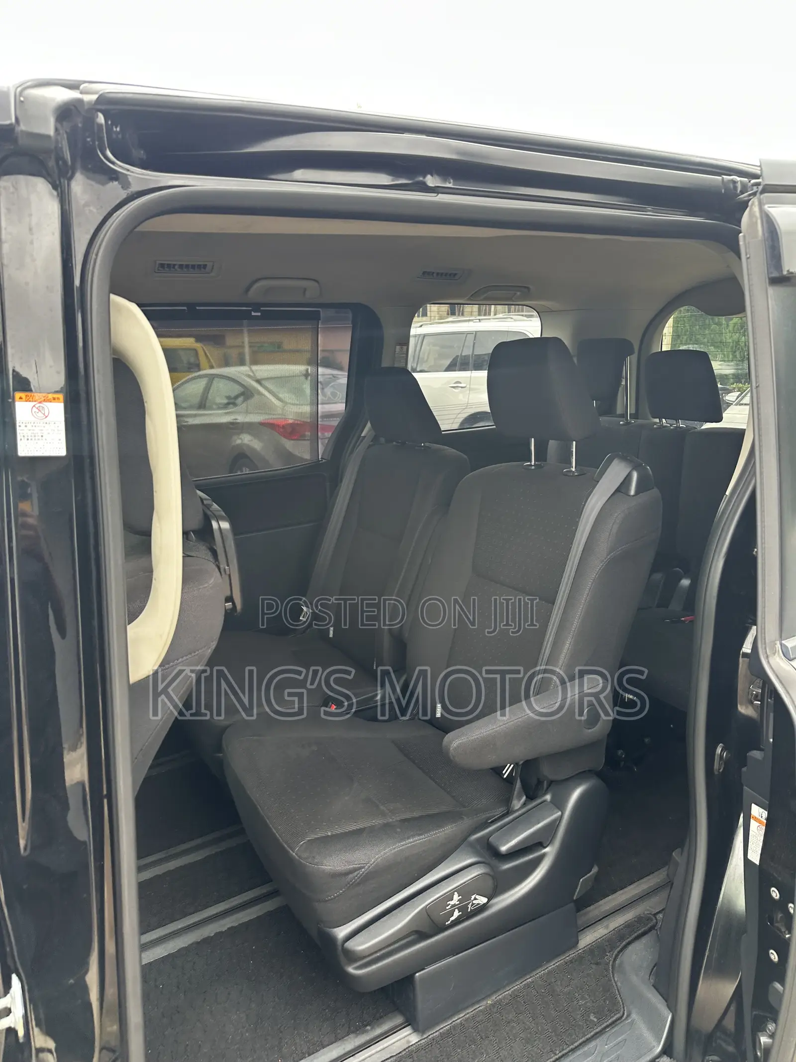 Toyota Noah 1.8 FWD Hybrid (7 seater) 2015 Black