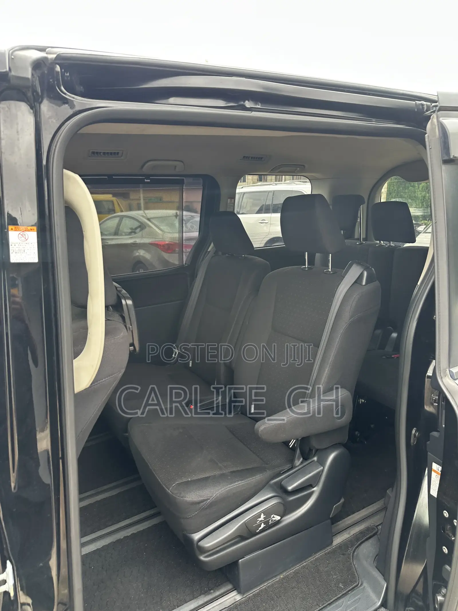 Toyota Noah 1.8 FWD Hybrid (7 seater) 2015 Black