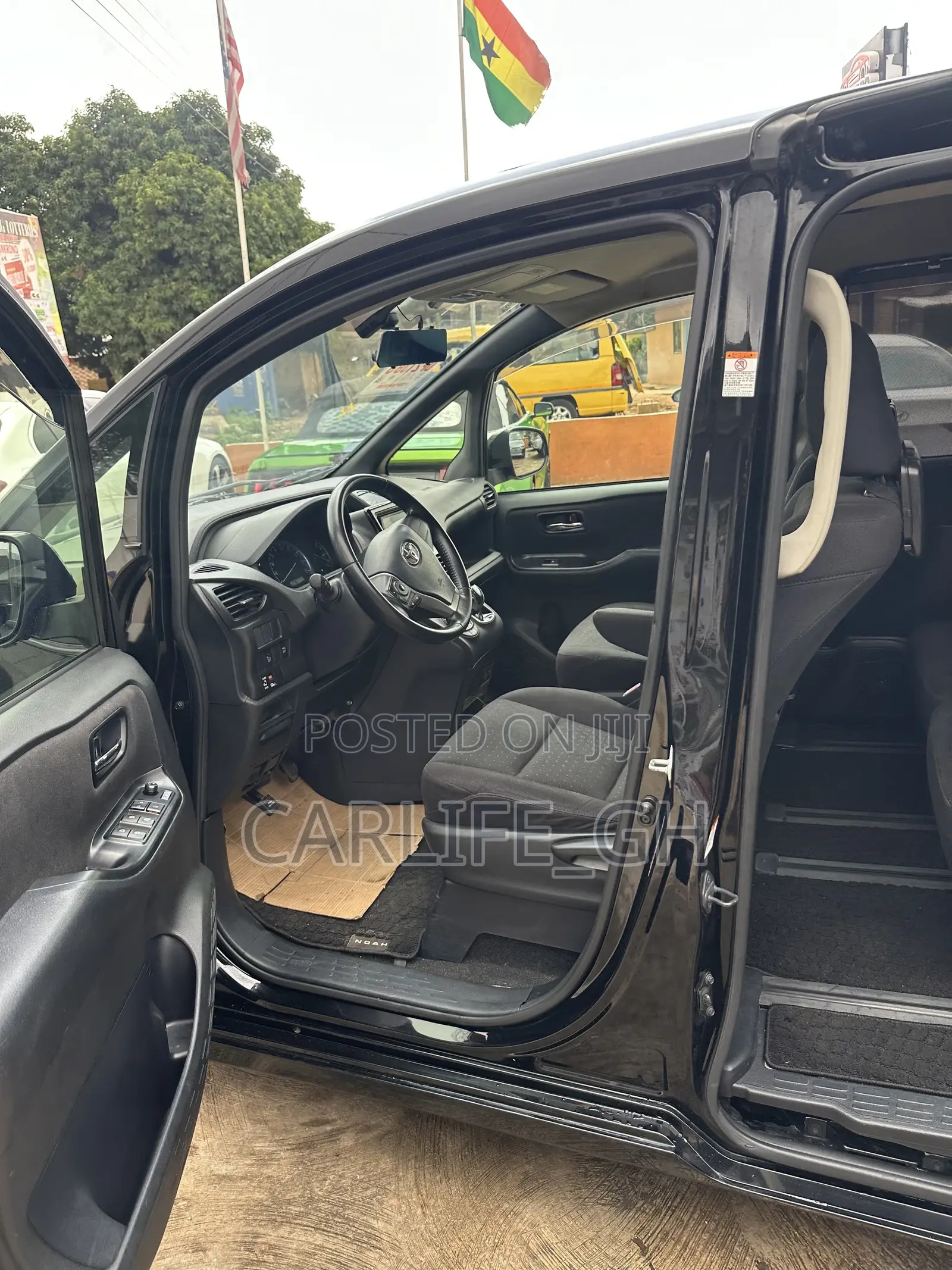 Toyota Noah 1.8 FWD Hybrid (7 seater) 2015 Black