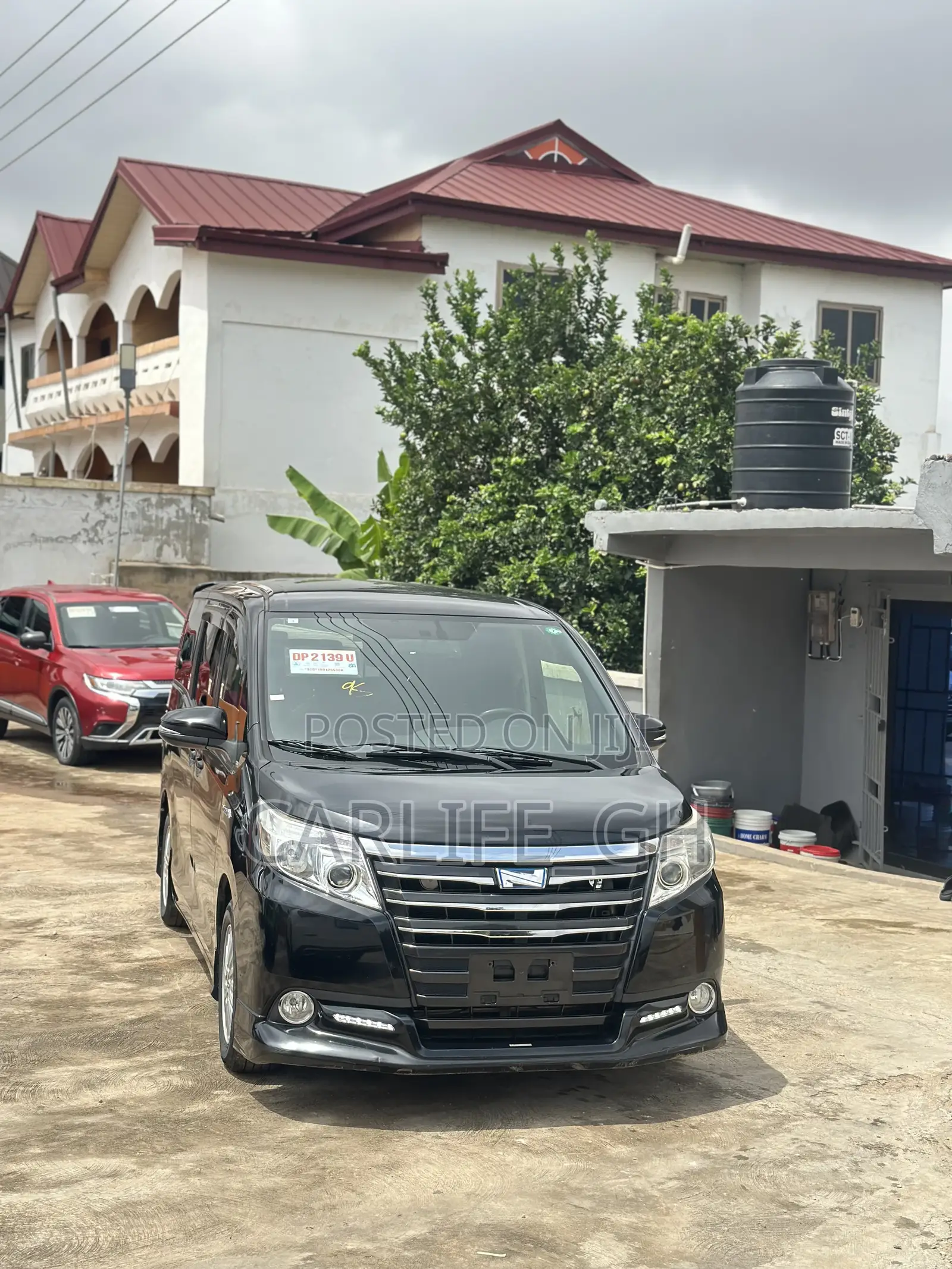 Toyota Noah 1.8 FWD Hybrid (7 seater) 2015 Black